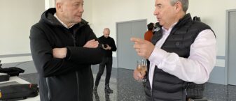 Gérard Daudet, Président de LMV Agglomération en discussion avec Denis Le Saint, Président du Réseau Le Saint dans la salle de réception du MIN de Cavaillon