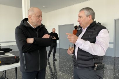 Gérard Daudet, Président de LMV Agglomération en discussion avec Denis Le Saint, Président du Réseau Le Saint dans la salle de réception du MIN de Cavaillon - Agrandir l'image, fenêtre modale