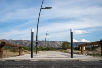 Vue de jour d'une allée pitéone déserte de la ZAC des Hauts Banquets, équipée de lampadaires. En fond, le Luberon - Agrandir l'image, fenêtre modale