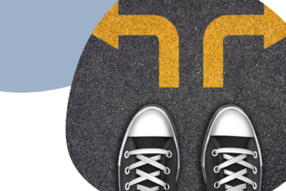 Flyer Mutualisons nos énergies pour un nouveau départ. Illustration, une paire de basket arrêtée devant deux flèches, l'une allant à droite, l'autre à gauche. - Agrandir l'image, fenêtre modale