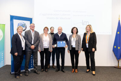 Remise du label Territoire engagé une cop d'Avance niveau 2 à LMV Agglomération en présence du Président Gérard Daudet, des élus Claire Aragonès et Jean-Pierre Gérault et des techniciens LMV (Karine Icard et Laurence Chabaud Geva) - Agrandir l'image 2 sur 3, fenêtre modale
