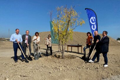 Fabrice Plasson, PDG d'Amoéba, Christian Guyard, secrétaire général de la Préfecture de Vaucluse, Cathy Fermanian, directrice de Vaucluse Provence Attractivité, Elisabeth Amoros, Conseillère départementale, Bénédicte MArtin, vice-Présidente de la Région SUD, Gérard Daudet, maire de Cavaillon et Président de LMV Agglomération et Roland Paul, Président de GSE entourent l'arbre à vœux de l'entreprise Amoéba lors de la cérémonie de première pierre. - Agrandir l'image, fenêtre modale