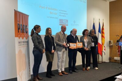 Remise de prix du label Parc + niveau 1 pour la zone d'activité de Bel Air aux Taillades, en présence du Directeur du développement économique de LMV (Jean Tritenne), du Président de LMV (Gérard Daudet) et du jury de l'ARBE Région SUD - Agrandir l'image 1 sur 3, fenêtre modale