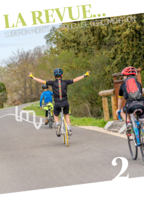 Une de la Revue #2 de LMV Aglomération montrant trois cyclistes de dos sur la véloroute du Calavon. L'un deux fait le V de la victoire avec ses doigts