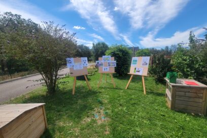 Composteurs dispersés sur un jardin vert - Agrandir l'image, fenêtre modale