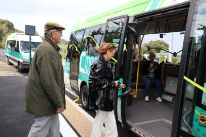 Couple de séniors s'appretant de monter à bord d'un bus CmonBus - Agrandir l'image, fenêtre modale