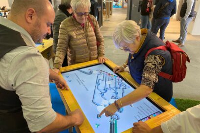 Un agent en train d'animer un jeu numérique sur la gestion des déchets - Agrandir l'image, fenêtre modale