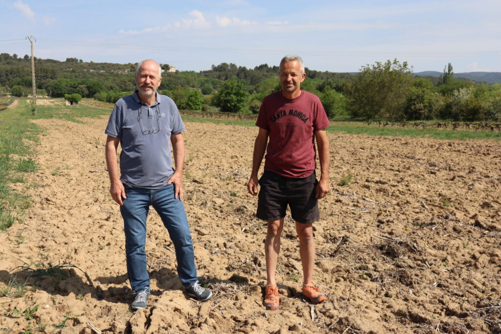 Claude Silvestre, maire de Lagens et Vice-Président de LMV Agglomération avec Olivier Bianciotto, agriculteur, posent sur un terrain remis en état par LMV et loué M. Bianciotto - Agrandir l'image, fenêtre modale